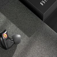 飞傲首款「用户共创」耳塞鹿鸣满月：有人说齿音磨没了，有人说有点闷——翻了三十多篇实录后，我的结论看你的歌单