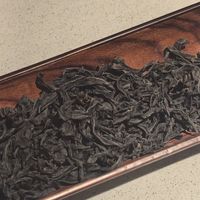 八马把发布会开进武夷山：牛一盒官价1280、街上558起，岩茶“标准茶”到底哪档值得买
