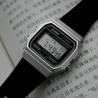 40岁戴卡西欧很傻？8月底这4篇热帖、上百条评论，吵的其实是同一件事