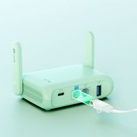 GL.iNet 最火小路由 MT3600BE 站在固件岔路口：原厂被吐槽漏内存，社区版又吃内存，三条路怎么选？