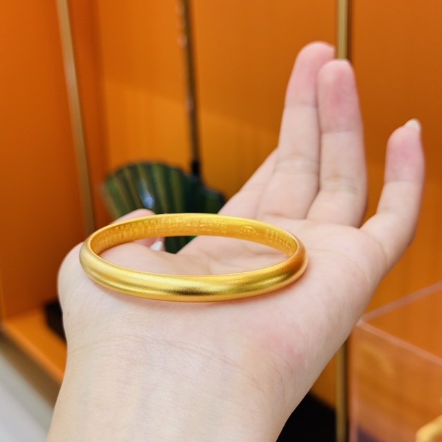 老庙柜台还挂着1345元/克：金价连跌三天，先别急着冲，这三本账替你算完了