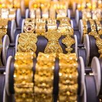 周大福老凤祥上半年关店近500家，高金价下黄金巨头迎大洗牌