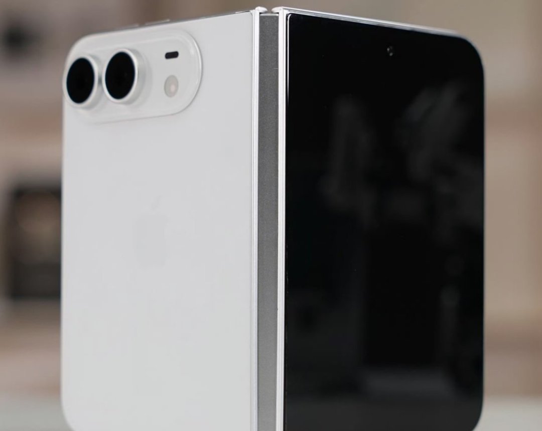 iPhone 18撞上首款折叠屏：求稳选直板，尝鲜选大屏