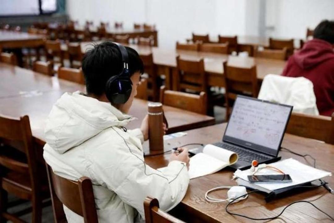 大学生开学装备两极分化:有人追两万顶配,有人选择理性减负