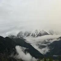 别急着订松赞的房：我把全网近半年的打卡帖翻了个底，不住店也能进林卡的低门槛玩法先给你算清
