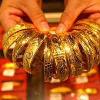 金价越涨，金饰越卖不动：大众抢着按克买金条，收藏圈为什么还在买“件”？