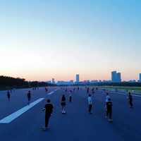 刷街摔跤真不怪技术：把你送走的，多半是地上那颗没人看的小石子