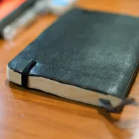 本子用十年还结实，两年反而掉渣？Moleskine的"掉皮局"，开学季买软皮前先看这份清单