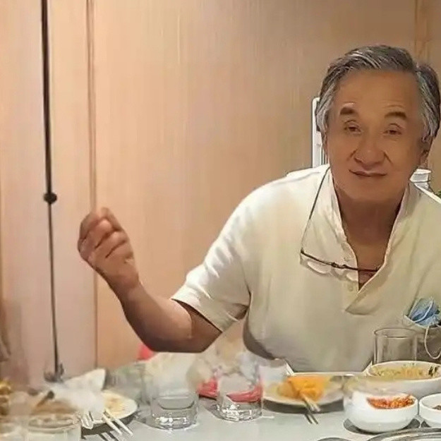 72岁的成龙真的老了，年轻时拼身体，老了以后拼什么？