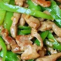青椒炒肉丝：家常烟火味