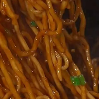 把面条放入电饭锅中，您想不到的做法，一星期吃六七次都不会腻