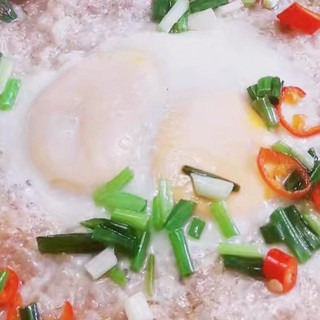 入秋必做的藕蒸肉饼，我妈教的，15块钱做一大盘，下班配黄酒绝了