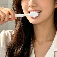 常年被牙黄口臭困扰的人，去渍美白牙膏这样挑，温和不刺激更靠谱