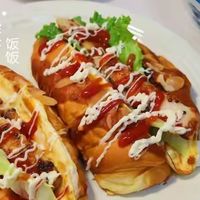 开学早餐搭配可颂三明治与疙瘩汤