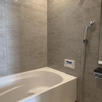 卫生间都流行“劈成两半”不排队了：有人晒3.3㎡塞进真三分离，有人骂整体浴室耽误2个月、一周就锈五金：翻完三平台近60篇帖子和十几份真实报价，我把三条路线、三个门槛和四种翻车理清了