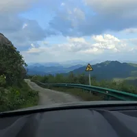 “AI带你被困深山”是热搜，“导航带你走近道”才是国庆山路该防的坑：翻完这个夏天的惊魂帖，我把哪条近道能走理清楚了