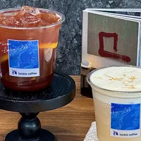 瑞幸秋季特调上新3天口碑裂成两半：翻完40条首周测评，虎斑橘和苹果碰的喝法根本不一样
