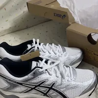 军训站多跑少,跑鞋逻辑要反着来:亚瑟士263到573元三档,先按体重选,"软弹"排最后