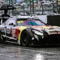 UNDEFEATED 的 85 Racing 赛车系列，6 件单品一次说清：粉丝冲绿、观众买功能、球鞋玩家可以等明年 2 月