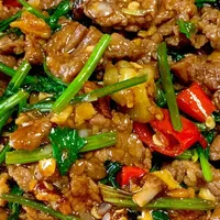 拆完134篇「牛肉一炒就老」的爆款帖：6大嫩肉流派吵翻天，最后赢的是最不起眼的那两步