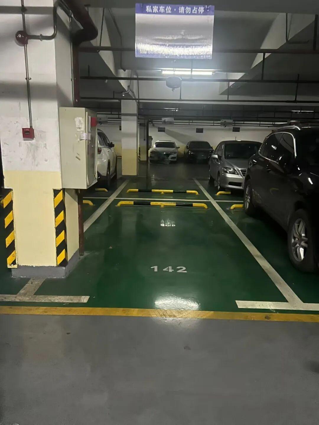 车位太窄逼得车主天天遥控泊车,车大位小困局该如何破解