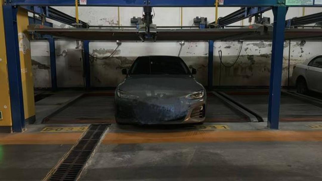 车位太窄逼得车主天天遥控泊车,车大位小困局该如何破解