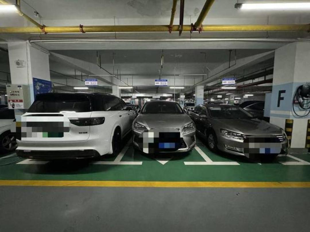 车位太窄逼得车主天天遥控泊车,车大位小困局该如何破解