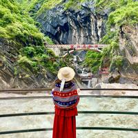 虎跳峡一个月塌了三次：“不在游览范围内”这句回应，管不到你要走的那段路