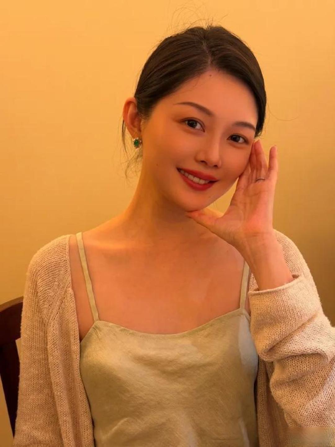 第一波晚晚风衣服测评来了,莫兰迪滤镜难掩版型与质感争议