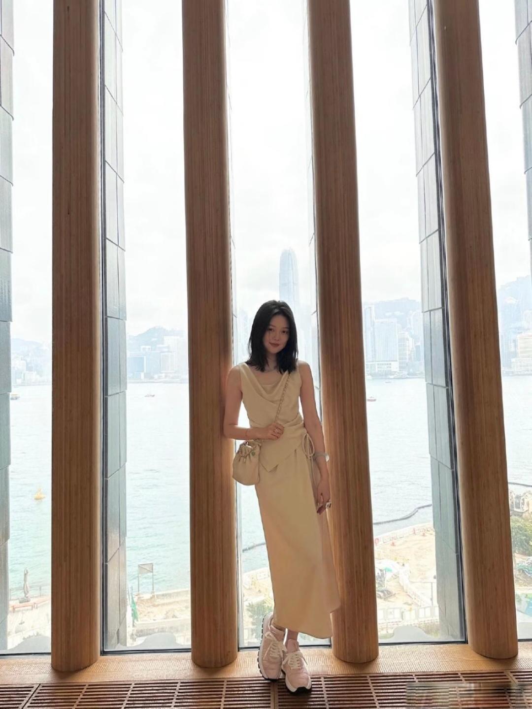 第一波晚晚风衣服测评来了,莫兰迪滤镜难掩版型与质感争议