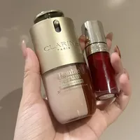 一半干皮喊亲妈，一半人喊避雷：娇韵诗双萃粉底液的口碑，到底劈在哪4个点上
