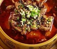 红油滚烫，一碗水煮牛肉的江湖烟火