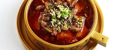 红油滚烫，一碗水煮牛肉的江湖烟火
