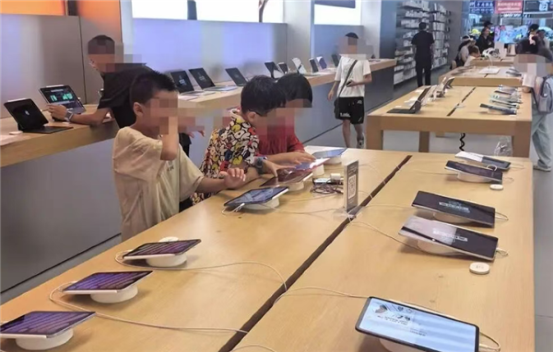 苹果多家体验店成中小学生免费网吧!门店称无权劝阻或赶走