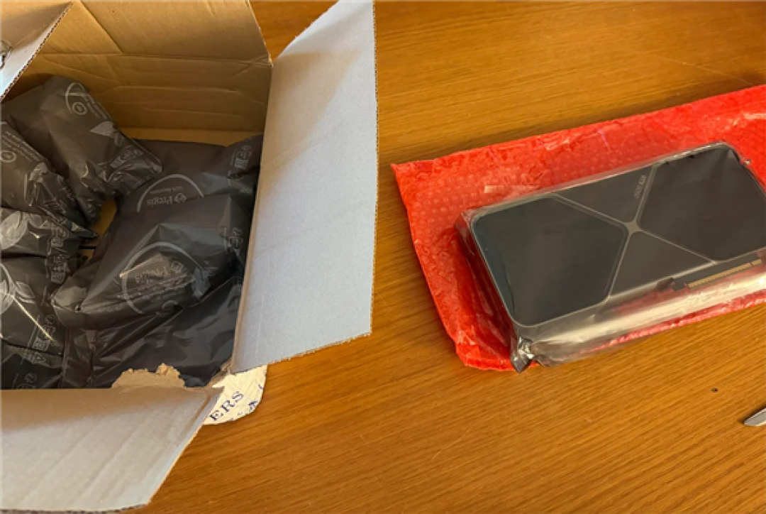 万元显卡售后翻车！用户收到变形RTX 5080不敢修：装不进机箱没法用