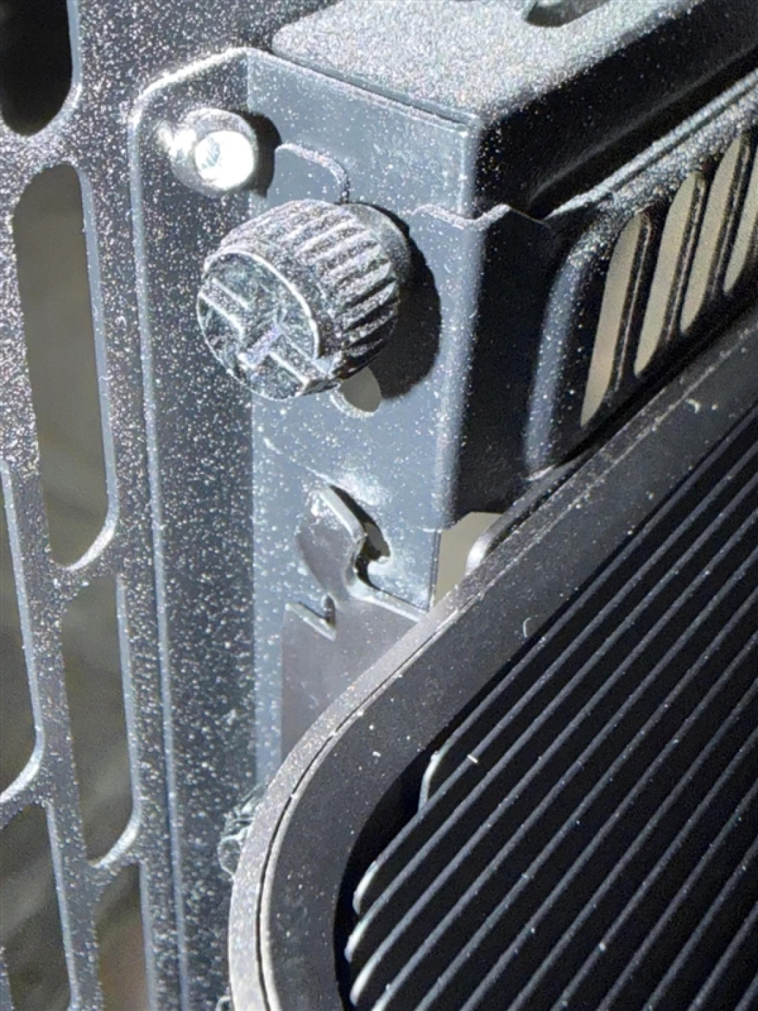 万元显卡售后翻车！用户收到变形RTX 5080不敢修：装不进机箱没法用