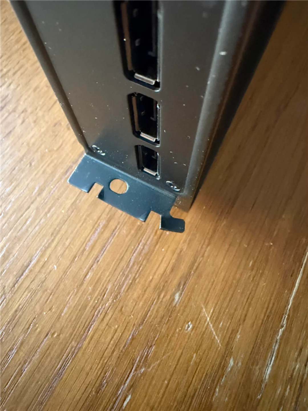 万元显卡售后翻车！用户收到变形RTX 5080不敢修：装不进机箱没法用