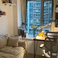 衣柜连书桌住了三年，第一批抄作业的开始砸了：翻完三十多篇儿童房种草和翻车帖，我把"做不做一体"拆成一张年龄表