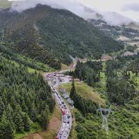 SUV逆行堵住救护车，折多山堵了几公里：翻完20多条现场堵车记录，9月川藏线朝圣的堵有规律