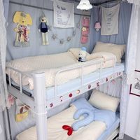 别一次配齐“开学五件套”，也别照宿舍“必备清单”下单：核完今天的涨价热搜、两篇报道和几十篇毕业闲置帖——3类到校前买，2类到校再说，其余收二手