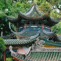 国庆前的"住寺庙"报名窗口：0元、150元一天、几千块，进寺门的三条路完全不是一回事