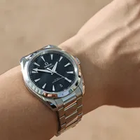 开箱一小时就刮花，戴一周扣位全是痕：我把欧米茄的"划痕帖"翻了一遍，抛不抛先看三笔账