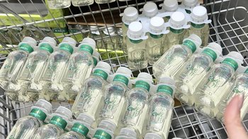 塑料瓶涨了快四成，娃哈哈怡宝先后上调批发价：3元快乐水要退场了，现在按箱囤亏不亏？