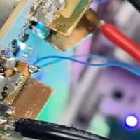 直接绕开频繁烧毁的16针接口！高手魔改RTX 5090供电，直插PCB