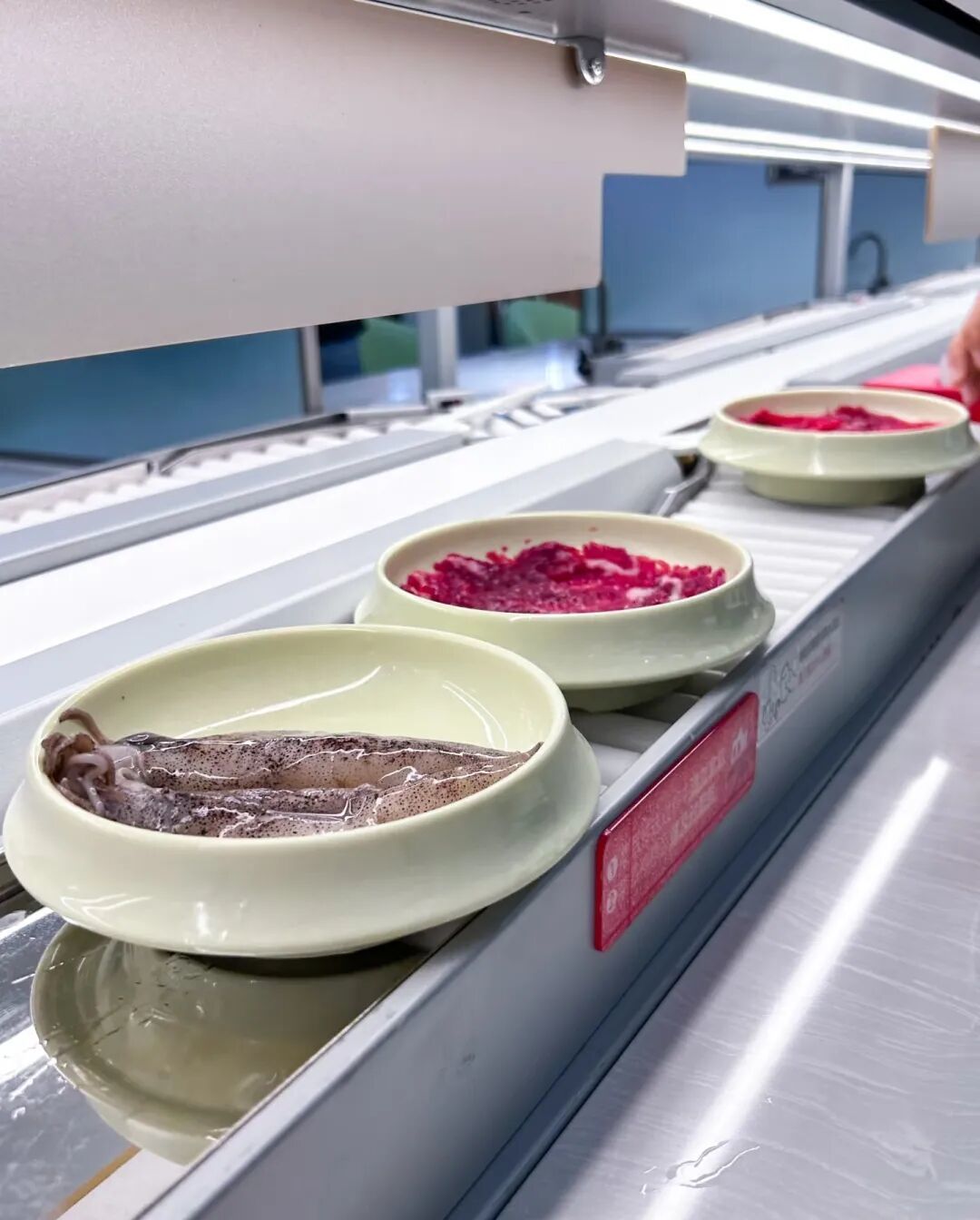 菜品1.9元起！海底捞开出首家“轨道专送小火锅”，9大有料锅底当日现做