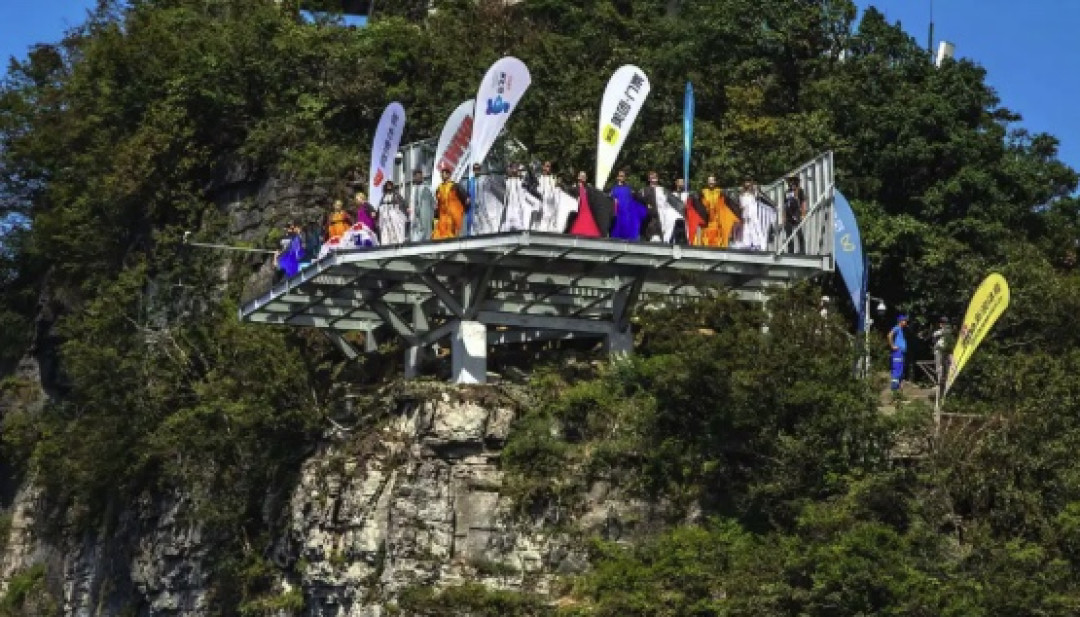 时速200公里跳天门山:9月9日,16名世界顶尖高手对决