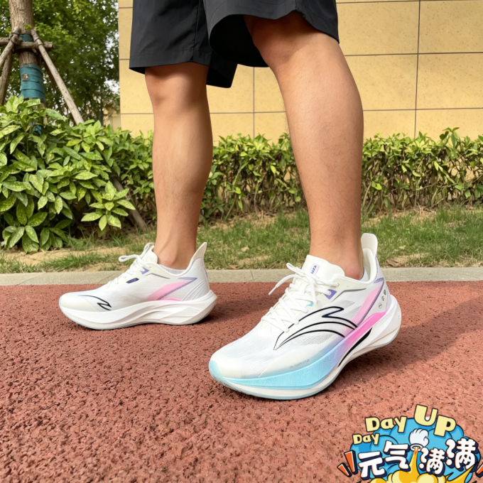 安踏跑鞋