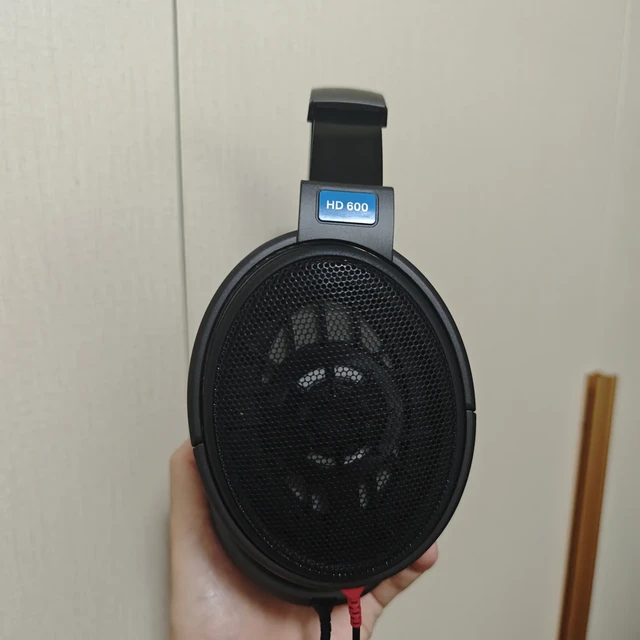 HD600跌到1350元，31万浏览的“买不买”问题社区早给过答案：我翻完三个帖子652条评论，真正要吵的不是声音