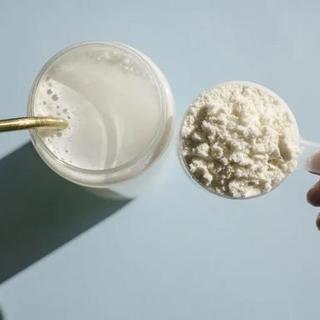 蛋白粉涨到“喝不起”？对完五个品牌的涨价账本和每克蛋白成本：涨的只是乳清，力量训练党有三条路