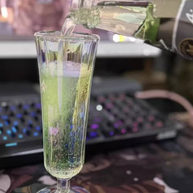 冷冽白瓷酒盏 把酒的醇厚衬得刚好适口